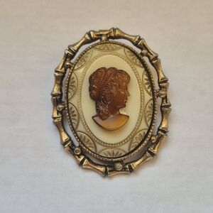 Vintage root beer cameo brooch pendant